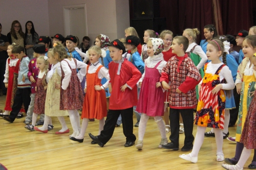 Valmieras 2.vidusskolā līksmo dažādu kultūru festivālā