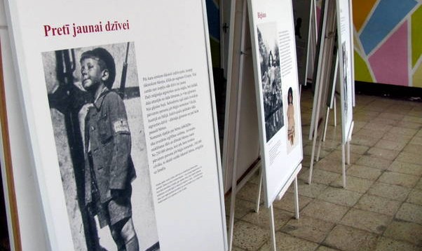 Valmieras 2. vidusskolā viesojas izstāde “Vairāk nekā bērnu spēles”