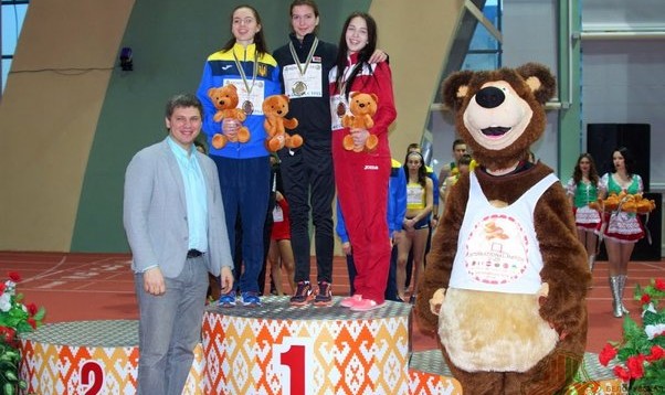 Valērija Bogdanova kāpj uz pjedestāla sacensībās Minskā