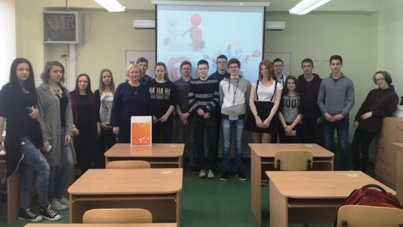 10. un 11. klašu skolēni ekonomikas stundā, prezentēja savas Biznesa idejas, kuras vērtēja un iedrošināja idejas autorus turpmākai darbībai Swedbank Valmieras filiāles klientu apkalpošanas vadītāja Anete Spalviņa.