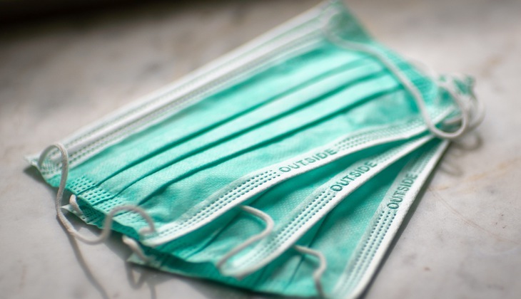 Vecākiem un apmeklētājiem izglītības iestādē obligāti jālieto sejas maskas